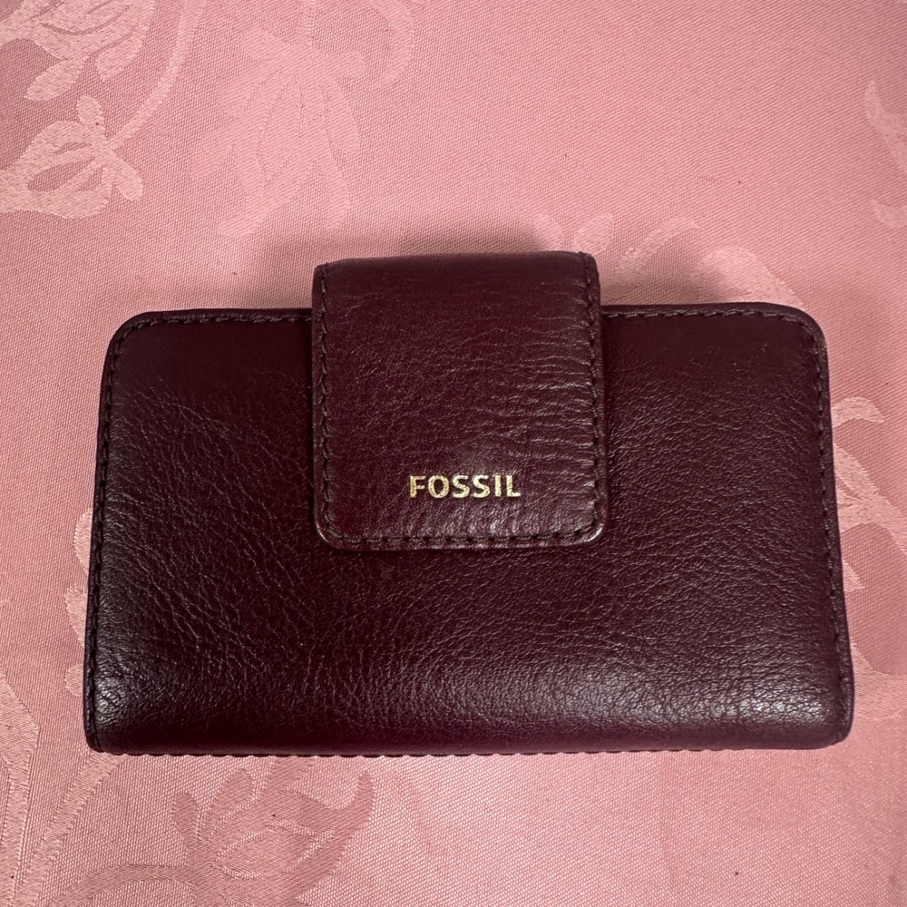 Fossil Logan Small Bifold Wallet Burgundy Leather Snap Tab Coin Pocket
